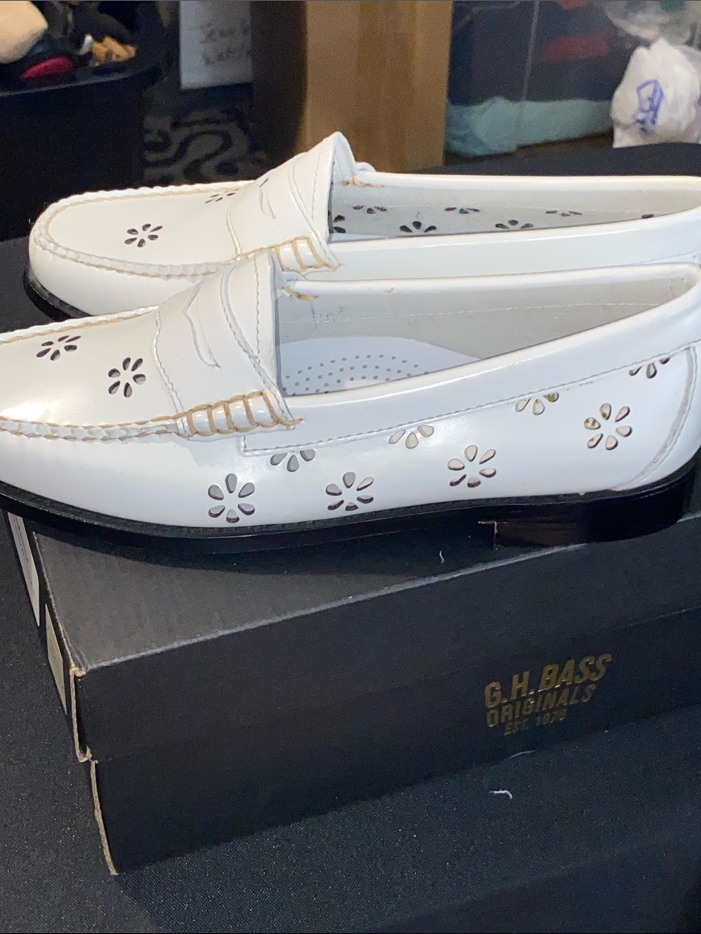 NWT IN BOX G.H. BASS WEEJUNS WO SIZE 6.5 WHITE WHITNEY CUTOUT FLOWER LOAFERS - Picture 4 of 11